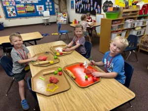 La Casa Preschool Kids doing art